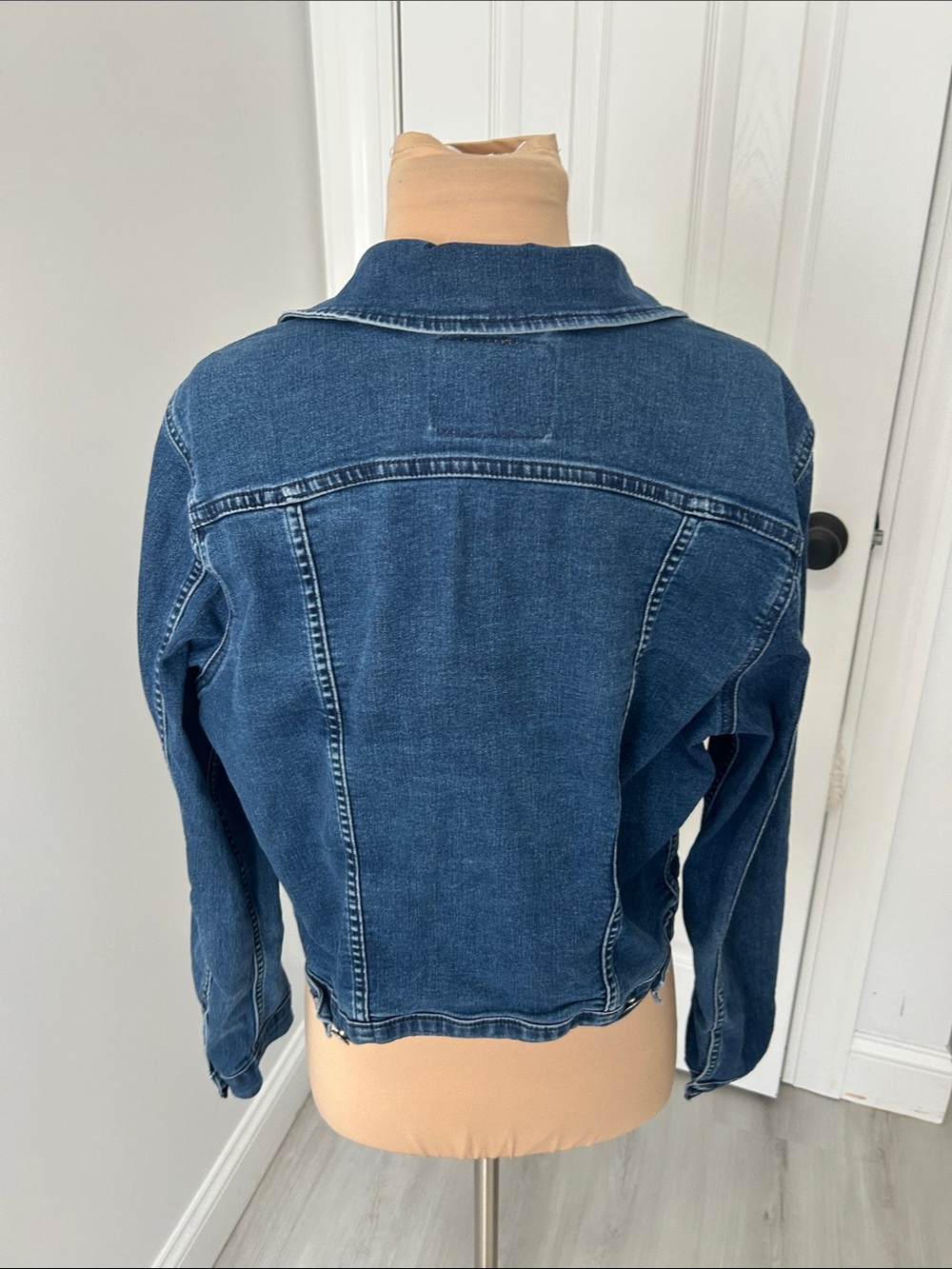 Levi’s Stretch Denim Trucker Jacket - Picture 3 of 8